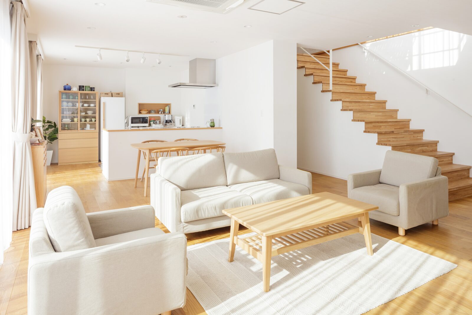 住まいのリフォームをイメージする明るい室内